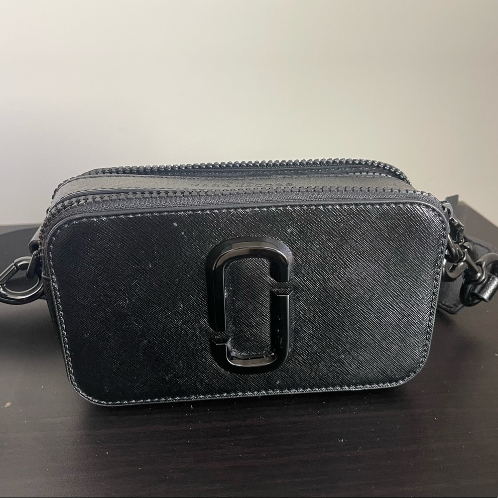 Hello, I’m selling my Marc Jacobs snap shot purse, only worn once